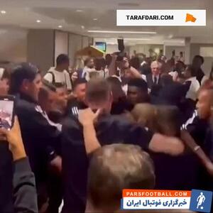 وقتی کارلو آنچلوتی به حلقه شادی و جشن قهرمانی بازیکنان رئال مادرید اضافه می‌شود! / فیلم - پارس فوتبال | خبرگزاری فوتبال ایران | ParsFootball