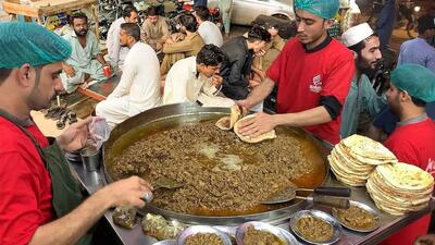 طرز تهیه چاپلی کباب توسط آشپز خیابانی اهل پاکستان (فیلم)
