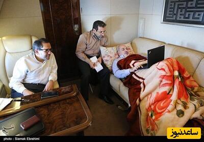 عکس | تصویری از استراحت محمدجواد ظریف با پتوی گلبافت در هواپیما - عصر خبر