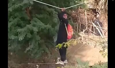 عبور خطرناک دانش‌آموزان چابهار از رودخانه خروشان با طناب | ویدئو