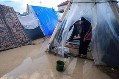 غرق شدن چادرهای آوارگان فلسطینی در آب باران