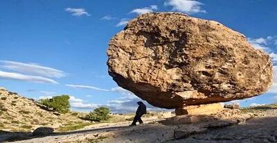 تخته سنگی عجیب و خارق‌العاده در ایلام که معلق به نظر می رسد+ فیلم