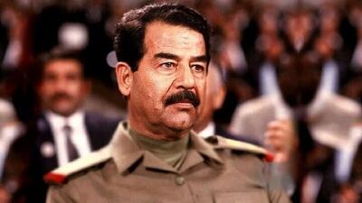 حضور یک شهروند با گریم صدام حسین در استادیوم فوتبال! + فیلم
