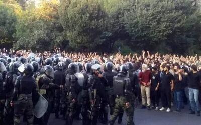 در آمریکا دانشجویان را کتک می‌زنند اما در ایران نیروهای امنیتی در بدترین شرایط اجازه ورود به دانشگاه را ندارند