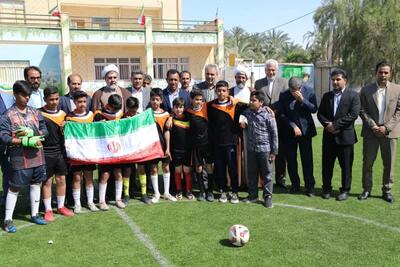 افتتاح دبیرستان ۶ کلاسه و دو زمین چمن درون مدرسه‌ای در شرق استان کرمان