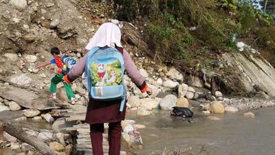 تماشا کنید|  فداکاری معلم کوهرنگی برای نجات دختران گرفتار در سیلاب