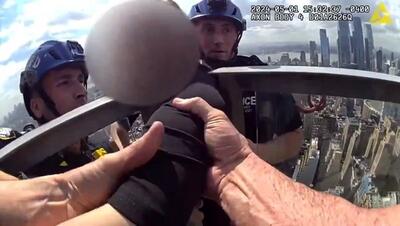 لحظات نفس‌گیر نجات یک زن از لبه طبقه ۵۴ آسمان‌خراش