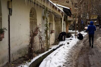 (عکس) برف نیمه اردیبهشت مدارس این شهر را تعطیل کرد