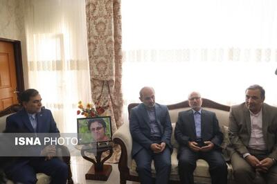 دیدار رئیس سازمان صدا و سیما با خانواده شهید رضایی‌نژاد در ایلام