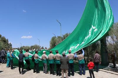بزرگترین پرچم مزین به نام امام رضا (ع) در ساوه به اهتزاز درآمد
