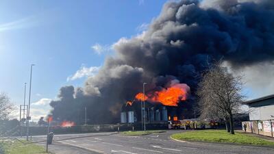 آتش سوزی عظیم یک کارخانه در استافوردشر انگلیس (فیلم)