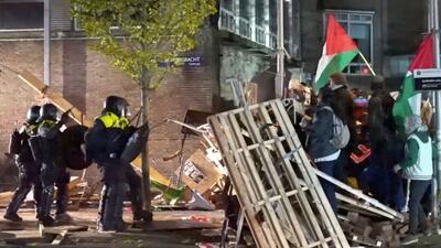 بیل مکانیکی سلاح پلیس هلند برای مقابله با دانشجویان معترض (فیلم)