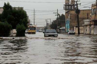 آبگرفتگی شدید در زیرگذر وکیل آباد مشهد (فیلم)