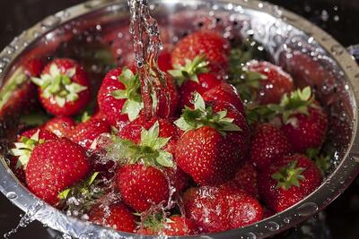 بهترین روش شستن توت فرنگی‌ کدام است؟