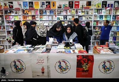 بنری که در نمایشگاه کتاب تهران جلب‌توجه کرد