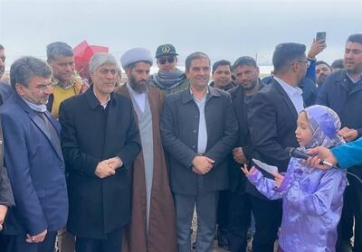 کیومرث هاشمی وزیر ورزش و جوانان با استقبال مردم روستای نویس در گلزار شهدای این روستا حضور پیدا کرد