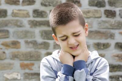 مهم ترین علل بروز گردن درد در کودکان + درمان