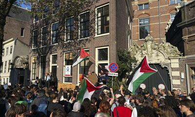 (ویدئو) پلیس هلند کمپ معترضان با اسرائیل را با بولدوزر تخریب کرد