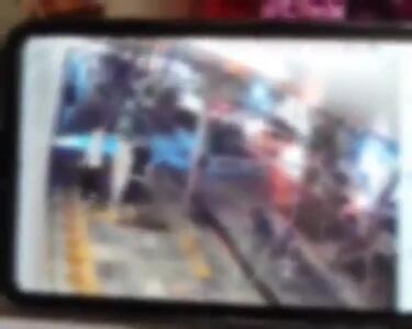 حمله وحشتناک اراذل اوباش به مردم وسط خیابان/ ویدیو