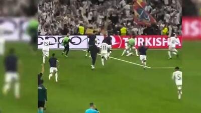 شادی دیوانه وار بازیکنان رئال مادرید پس از پذیرش گل دوم مقابل بایرن مونیخ از زاویه دوربین تماشاگران