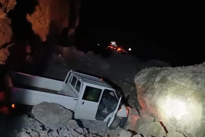 ببینید | اولین تصار از سقوط سنگ‌های غول پیکر در بزرگراه و له کردن خودروها