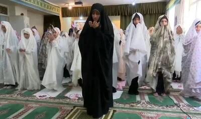 تعجب مجری زن از اقامه نماز با امام جماعت خانم در مدرسه +ویدئو
