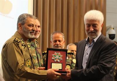 اهدای نشان فداکاری به 7خانواده شهید و جانباز ارتش در مشهد - تسنیم