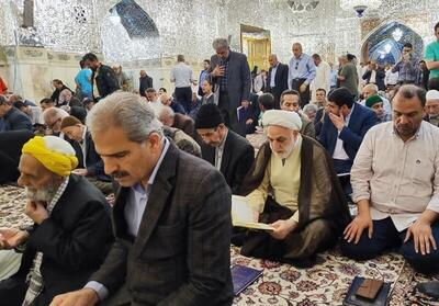 حضور رئیس قوه قضائیه در نماز جمعه مشهد و گفت‌وگوی با زائران + عکس