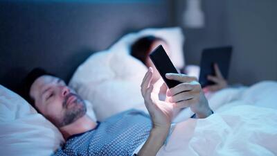 چرا نباید قبل از خواب از تلفن همراه استفاده کرد و چگونه می‌توان این عادت را ترک کرد؟ - عصر خبر
