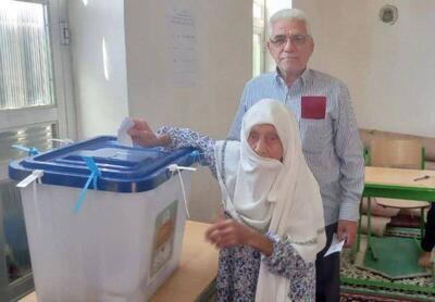شرکت بانوی ۹۲ ساله گنبدی در انتخابات  دور دوم مجلس دوازدهم