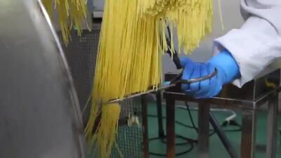 (ویدئو) فرآیند تولید ماکارونی توسط ژاپنی ها در کارخانه به یک روش قدیمی