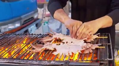 (ویدئو) غذای خیابانی در  تایوان؛ از ماهی مرکب کبابی تا آبگوشت مرغ