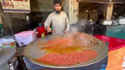 (ویدئو) غذای خیابانی در پاکستان؛ طرز تهیه کلجی تاوای پیشاوری با دل و جگر