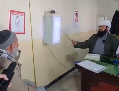(ویدئو) تبدیل شدن یک عضو طالبان از نانوا به چشم پزشک؛ آزمایش متقاضیان گواهینامه در افغانستان!