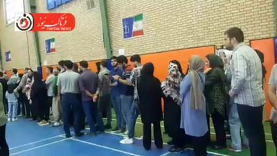 هم‌اکنون/ دبیرستان استقلال و حضور پرشور مردم کرمانشاه در دور دوم انتخابات