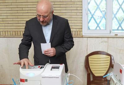 انجام مراحل رای گیری توسط رئیس مجلس + ویدئو | قالیباف رای خود را به صندوق انداخت