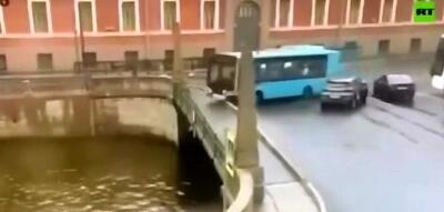 سقوط هولناک یک اتوبوس پر از مسافر به داخل رودخانه + فیلم