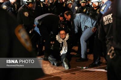 عکس/تصویر معنادار دانشجوی آمریکایی از سرکوب توسط پلیس