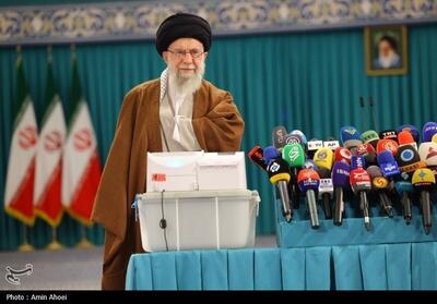 عکسی از ورود رهبر انقلاب به حسینیه امام خمینی برای رأی دادن در انتخابات مجلس