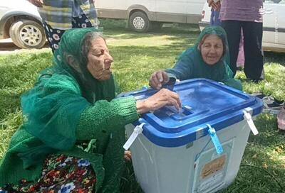 عکس/ رأی‌گیری از پیرزن‌های دوقلوی در سمیرم