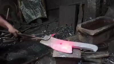 فرآیند ساخت ساطور با فنر برگ خودرو توسط آهنگر ماهر هندی (فیلم)