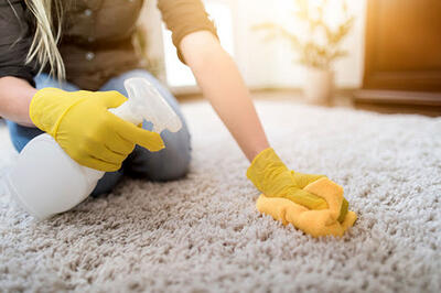 ۱۲ روش قطعی خلاصی از لکه‌های فرش