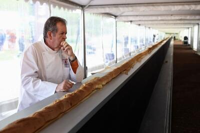 رکورد گینس شکسته شد؛ تولید درازترین نان باگت جهان در فرانسه