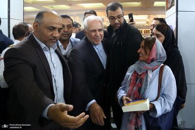(تصاویر) جشن امضای کتاب «پایاب شکیبایی» با حضور محمدجواد ظریف