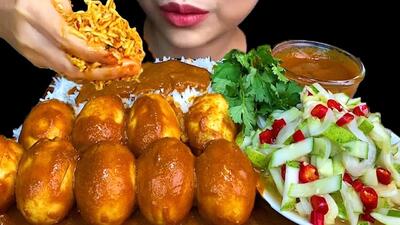(ویدئو) غذا خوردن با صدا به سبک دختر مشهور تایلندی؛ خوردن 1 کیلو چلو تخم مرغ