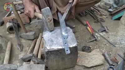 (ویدئو) مهارت آهنگر پاکستانی در تبدیل بلبرینگ خودرو به یک چاقوی کارآمد