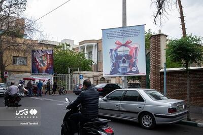 (تصاویر) بیلبوردهای ضد فرانسه در خیابان نوفل لوشاتوی تهران