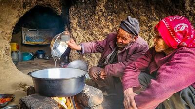 پخت خورشت گوجه کدو به روش زوج غارنشین افغانستانی (فیلم)
