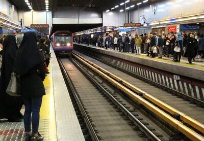 عکسی از چند مسافر متروی تهران که وایرال شد