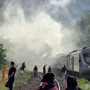 تصاویری از آتش‌سوزی قطار حومه‌ای هشتگرد تهران